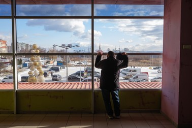La marginea Cernăuțiului, localnicii cumpără bomboane și se pregătesc nu de război, ci de Crăciun