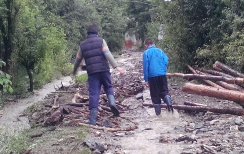 Bilanţ sumbru la Rodna după inundaţiile de noaptea trecută | FOTO