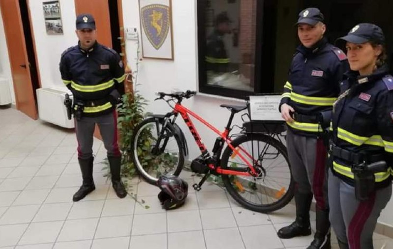 Un român din Italia a inventat bicicleta cu motor electric, la fel de rapidă ca o motocicletă. Amenda uriașă pe care a primit-o de la carabinieri