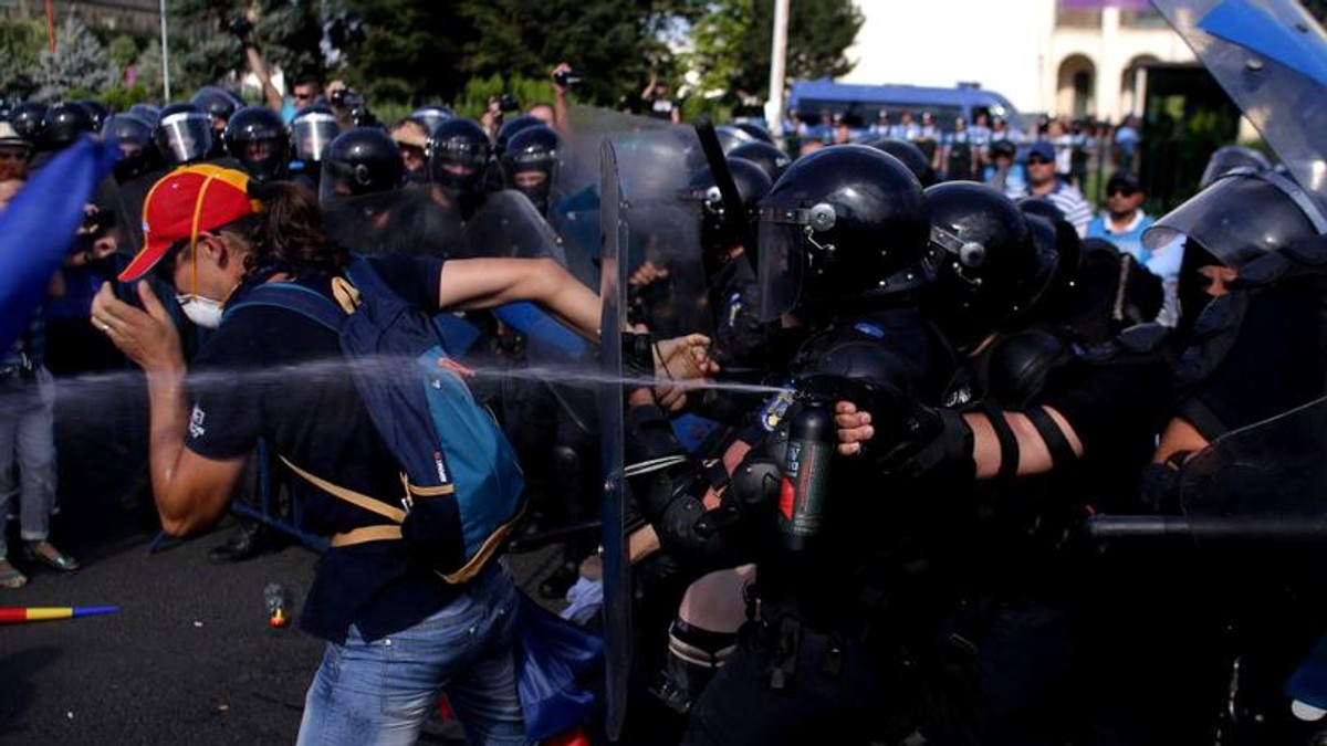 Inspectorul general al Jandarmeriei a discutat cu procurorii militari de la PICCJ despre modalitățile în prin care să se facă identificarea persoanelor agresive, inclusiv a jandarmilor fără indicative pe căști.