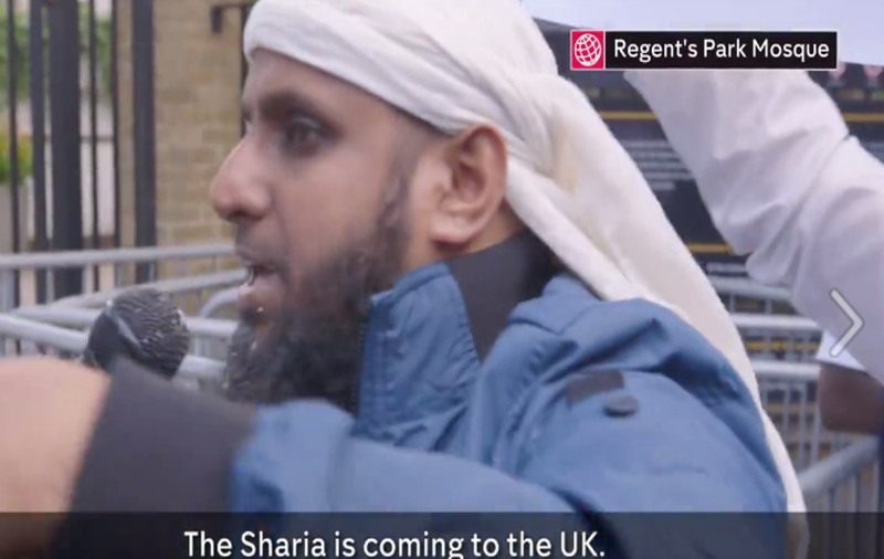 Un musulman face propagandă extremistă pe străzile din Londra și instigă la violență | VIDEO