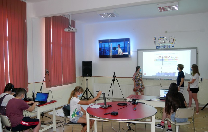 Directorul dintr-o comună din Arad care și-a făcut școală ca la oraș. „Profesorul nu-i mai privește pe elevi ca pe o turmă: lucrez cu cei care știu, pe ceilalți îi trec”