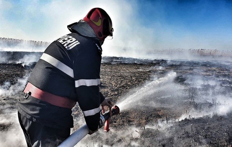 Incendiu la groapa de gunoi din Tecuci. S-a întins pe 5.000 de metri pătrați