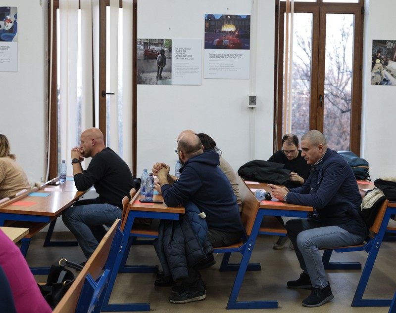O expoziție cu fotografii făcute de persoane fără adăpost: „M-a ajutat să nu mă mai gândesc unde stau, ce mănânc. N-am mai fost «tulbure»”