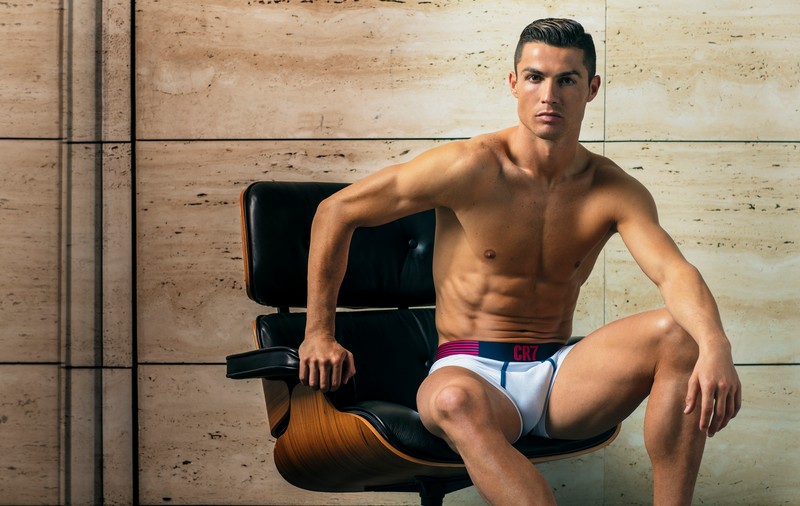 Cristiano Ronaldo s-a dezbrăcat pentru a-și promova noua colecție de lenjerie intimă | GALERIE FOTO