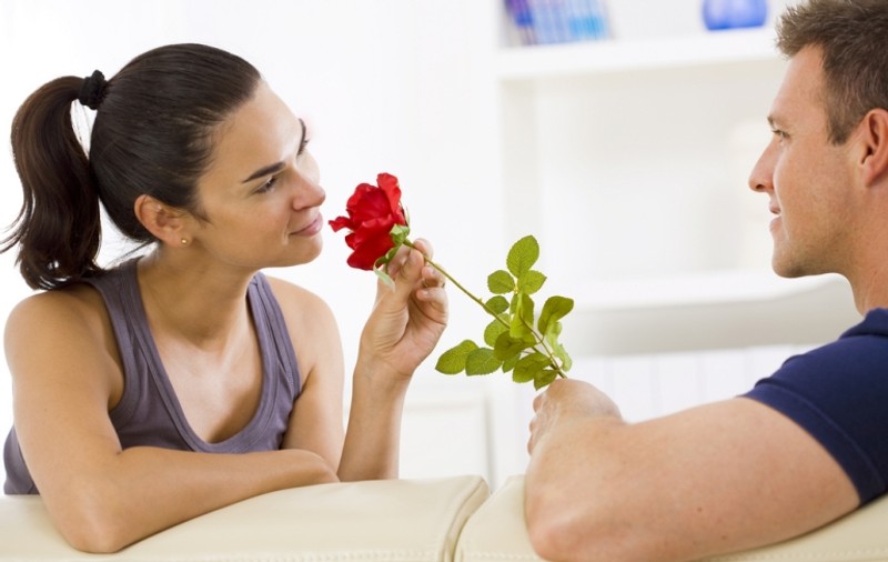 Vrei să ajungi cât mai repede între aşternuturile unei femei? Iată ce trebuie să faci