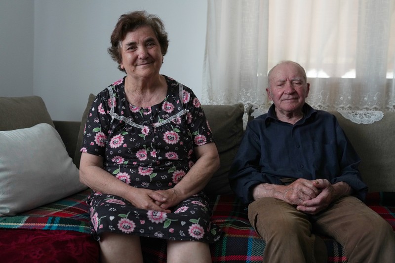 Cecilia și Giurgi Gherguț, părinții lui Iulian, în casa din Traian, 8 iunie 2022.