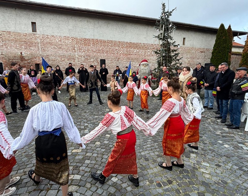 De Ziua Națională, la Potlogi, Dâmbovița, copiii au dat fasolea cu ciolan pe hotdog. „Nu vă luați după venetici”