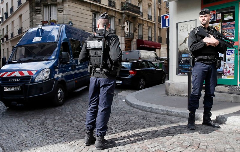 Alegeri în Franța: Violențe între "antifasciști" și poliție la Paris