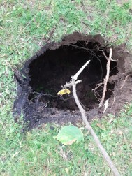 Mica breșă care s-a format este în partea din aval a barajului (foto ALBA24)