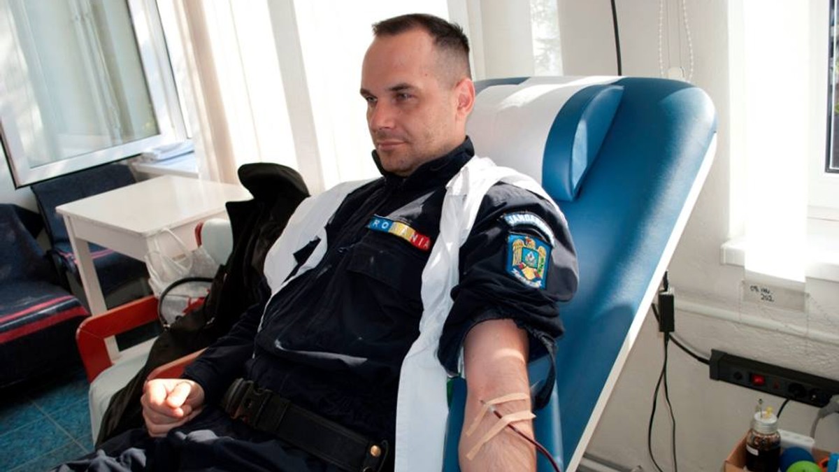 Jandarmii au donat sânge pentru fetiţa colegului lor, rănită în accidentul din Braşov