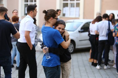 Bucurie după examenul de bacalaureat la un liceu din Capitală | Foto: Dumitru Angelescu / Libertatea
