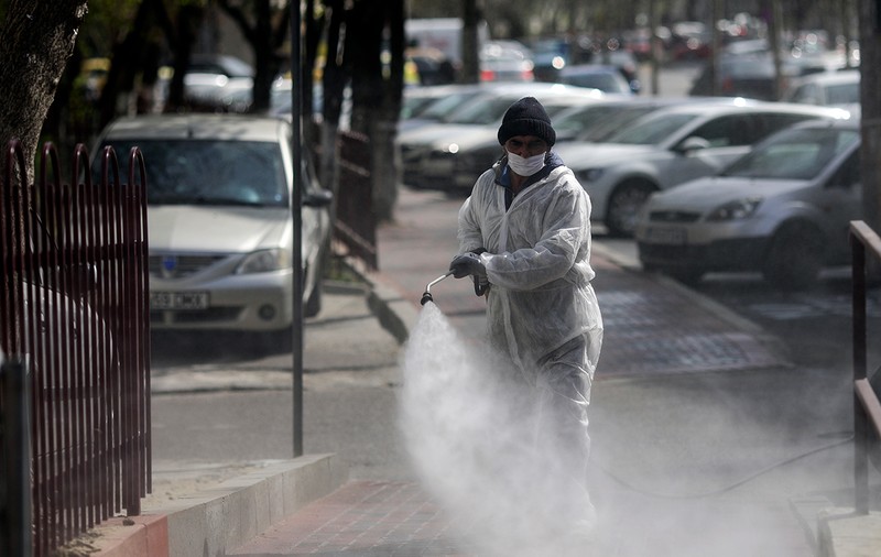 Primăriile din România spală pe jos cu un biocid nerecomandat de Organizaţia Mondială a Sănătăţii, care omoară bacterii, dar nu virusuri