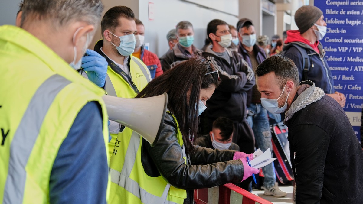 Persoane sosesc la aeroportul International Cluj Napoca de unde vor zbura catre Germania, joi 9 aprilie 2020. Peste 2000 de romani, in majoritate muncitori sezonieri au plecat de la Cluj-Napoca cu 13 avioane charter platite de Ministerul Agriculturii din Germania, ca urmare a presiunii fermierilor germani de a se ridica restrictiile impuse de guvernul federal, pentru limitarea infectarilor cu noul coronavirus.Foto Hepta