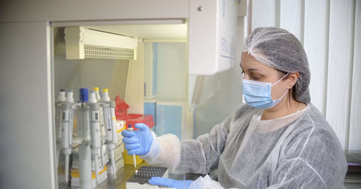 Grupul farmaceutic Eli Lilly a cerut autorizarea de urgență a unui tratament anti-Covid pe bază de anticorpi. Femeie care face teste Covid