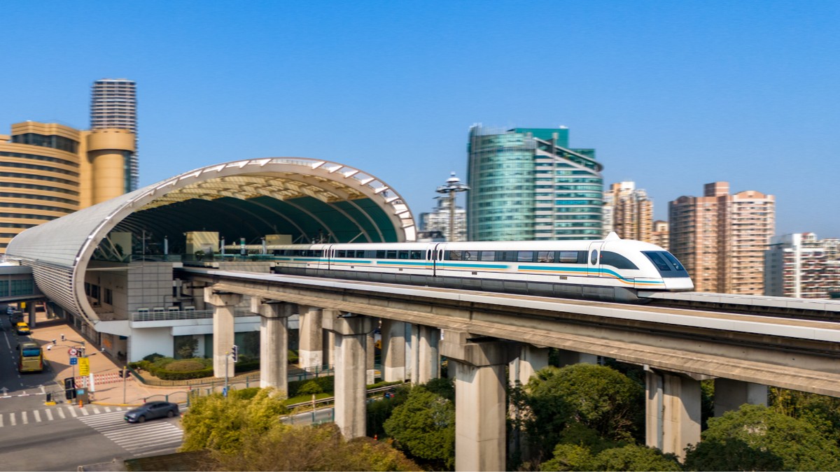 Trenul Maglev din Shanghai părăsește peronul