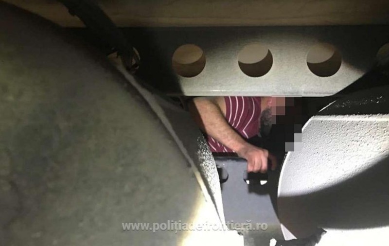 Sirian ascuns sub remorca unui TIR cu castraveți, prins la Nădlac