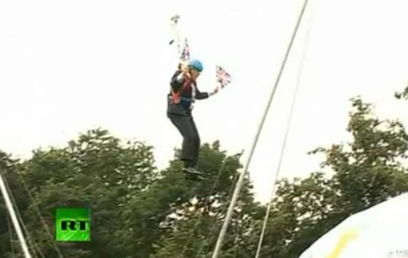 JO 2012: Primarul Londrei a rămas agățat de tiroliană | VIDEO