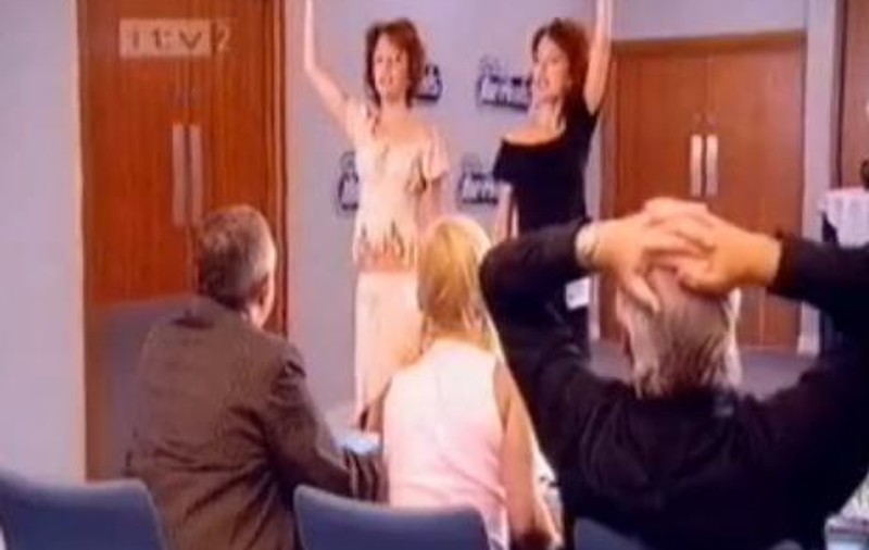 Cheeky Girls, cel mai penibil moment din viaţa lor! Prestaţia de tot râsul de care nu vor scăpa niciodată | VIDEO