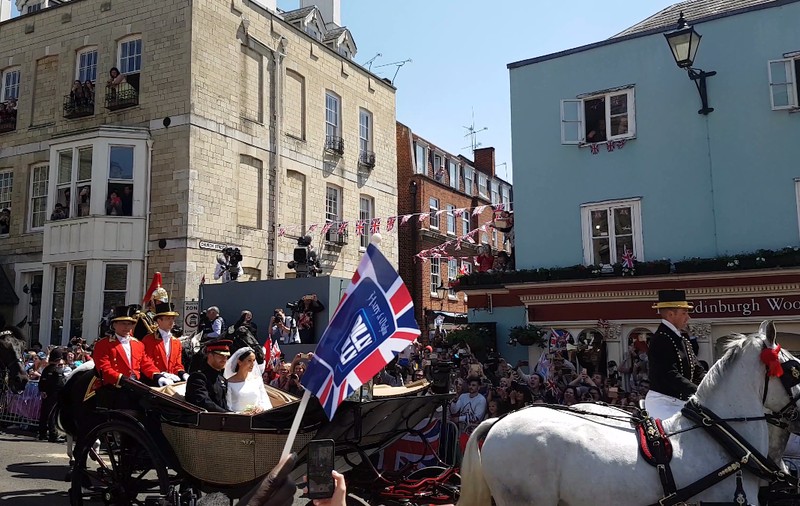 CORESPONDENŢĂ DIN WINDSOR/ Am fost la trei metri de caleașca cu Harry și Meghan. Cum s-a simțit nunta pe străzile din Windsor (VIDEO)