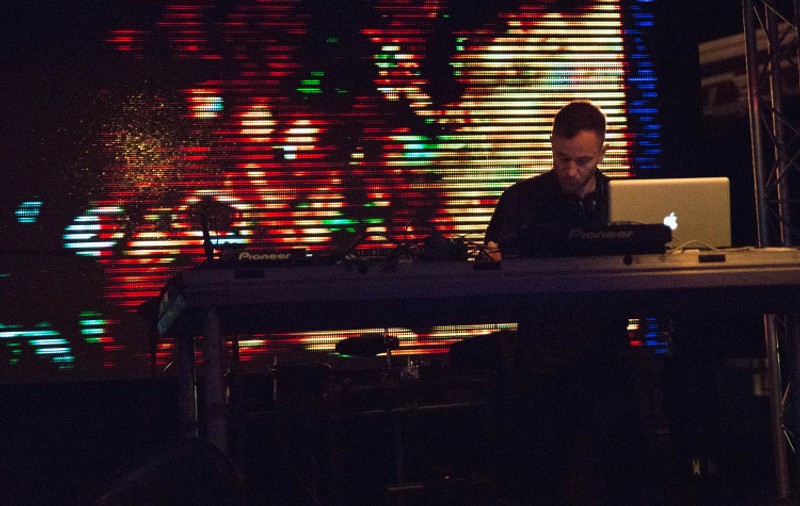 Un matematician a realizat un album muzical din undele emise de găurile negre. Cum sună?