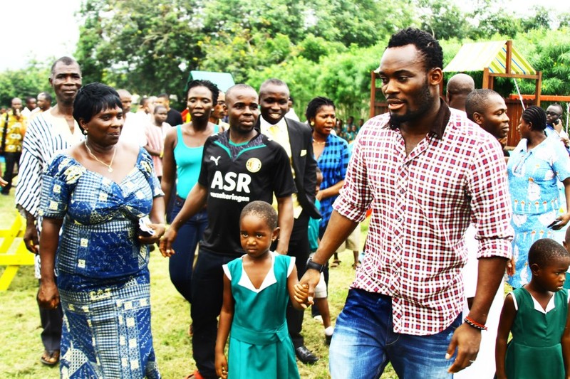 Michael Essien alături de compatrioţii săi. foto: Facebook.com