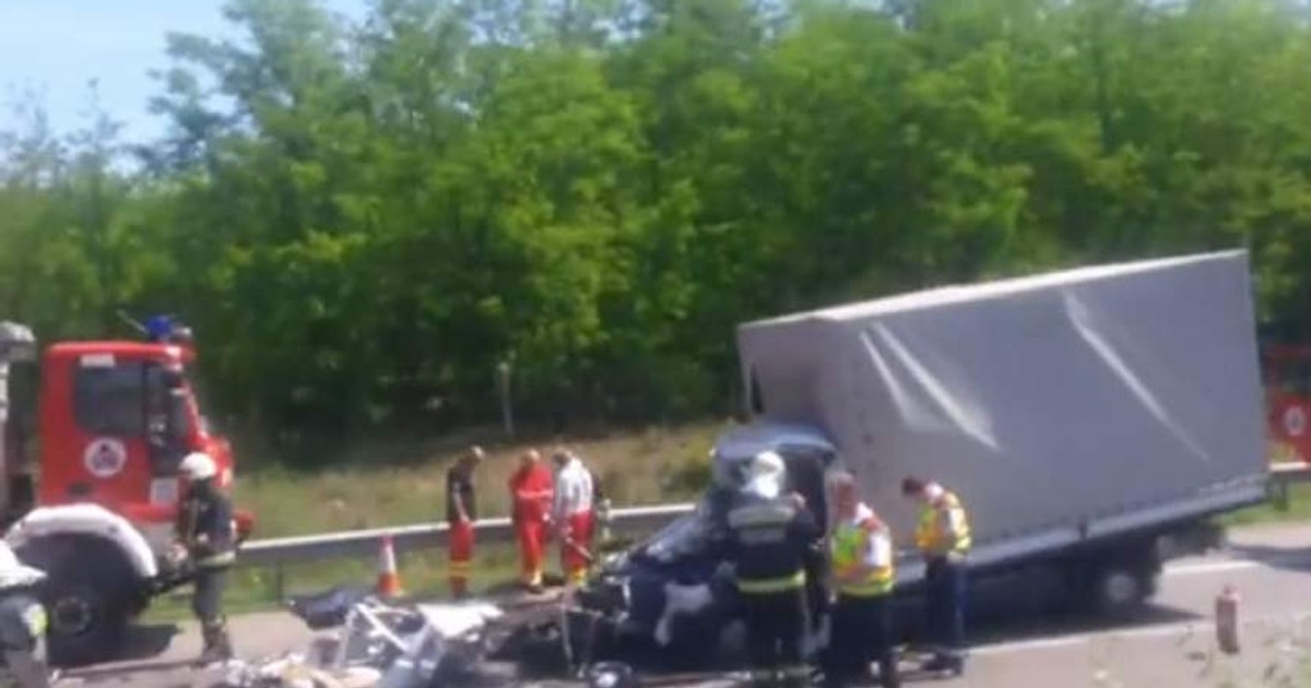 Un șofer român a murit pe Autostrada M5 din Ungaria. Imagine cu masina distrusă de impactul cu un TIR
