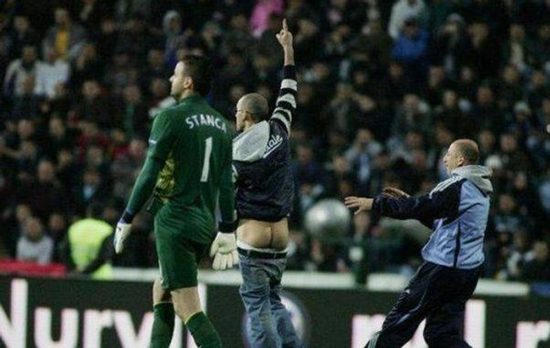 Suporterii care au intrat pe teren la meciul Pandurii - Steaua, cercetaţi penal
