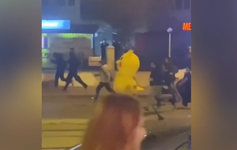 Un bărbat costumat în Pikachu fuge de poliție la protestele anti-Erdogan din Turcia | VIDEO