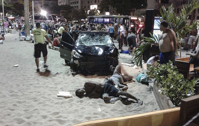 FOTO| O mașina a intrat în pietonii aflați pe plaja Copacabana din Rio de Janeiro. 15 persoane au fost rănite