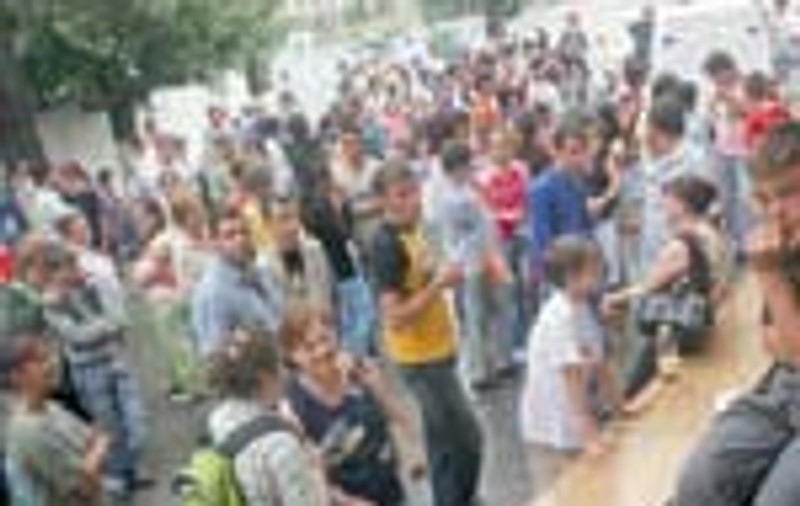 Elevii din provincie s-au inghesuit pentru un loc la liceu in Capitala