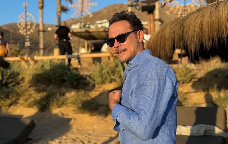 Răzvan Simion, prima reacție după ce s-a spus că ar prezenta Survivor România 2026: „Am costume”. Dani Oțil s-ar vedea concurent în noul show de la Antena 1