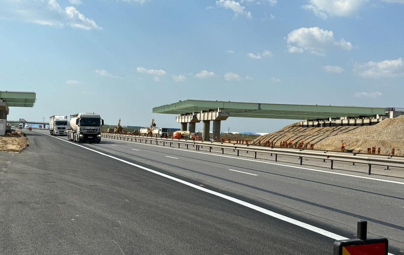 Trafic deviat pe A1 Bucureşti-Piteşti, începând de joi seară, pentru montarea grinzilor la pasajul care traversează autostrada, la kilometrul 18