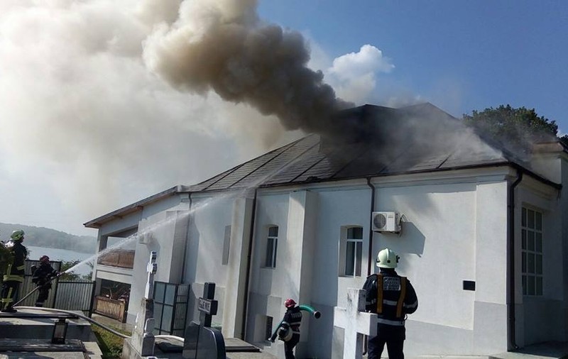 FOTO | Incendiu lângă Mănăstirea Cernica. Arde o anexă din interiorul cimitirului