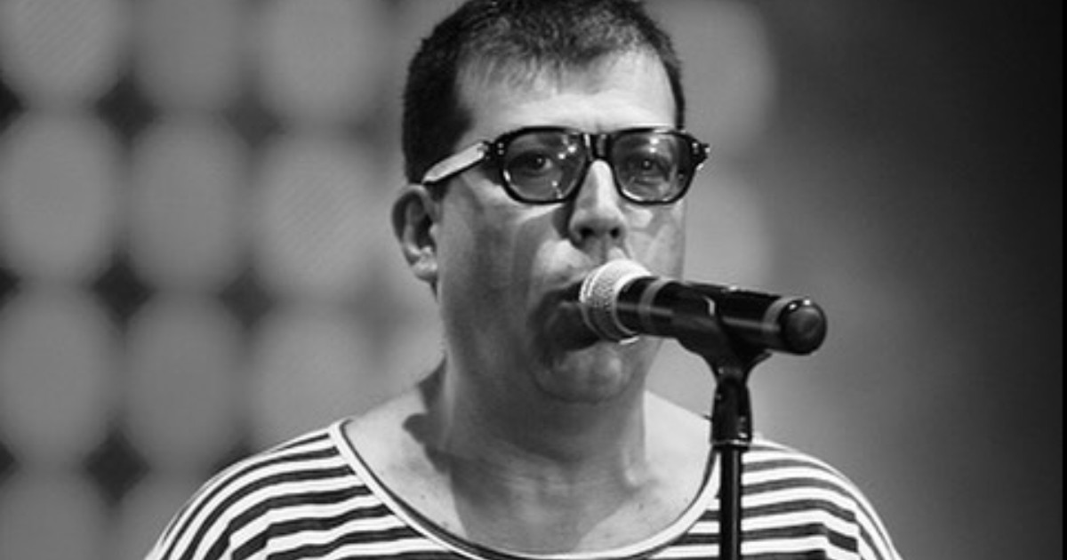 Imagine alb-negru cu Adrian Pleșca în timp ce cânta