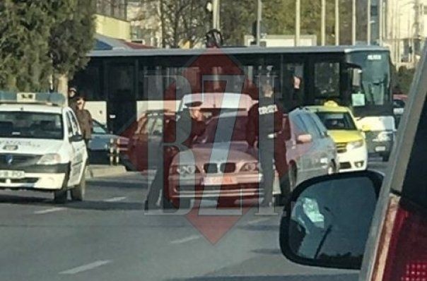Polițist local din Iași, luat pe capotă de un șofer