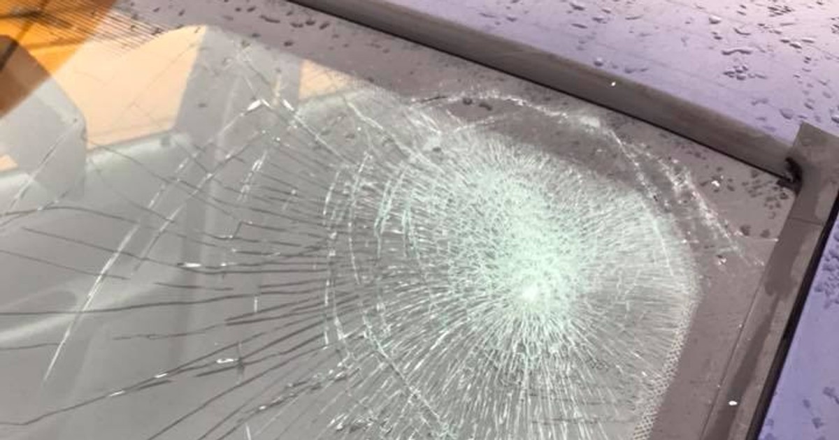 A spart parbrizul unei mașini cu pumnul în București