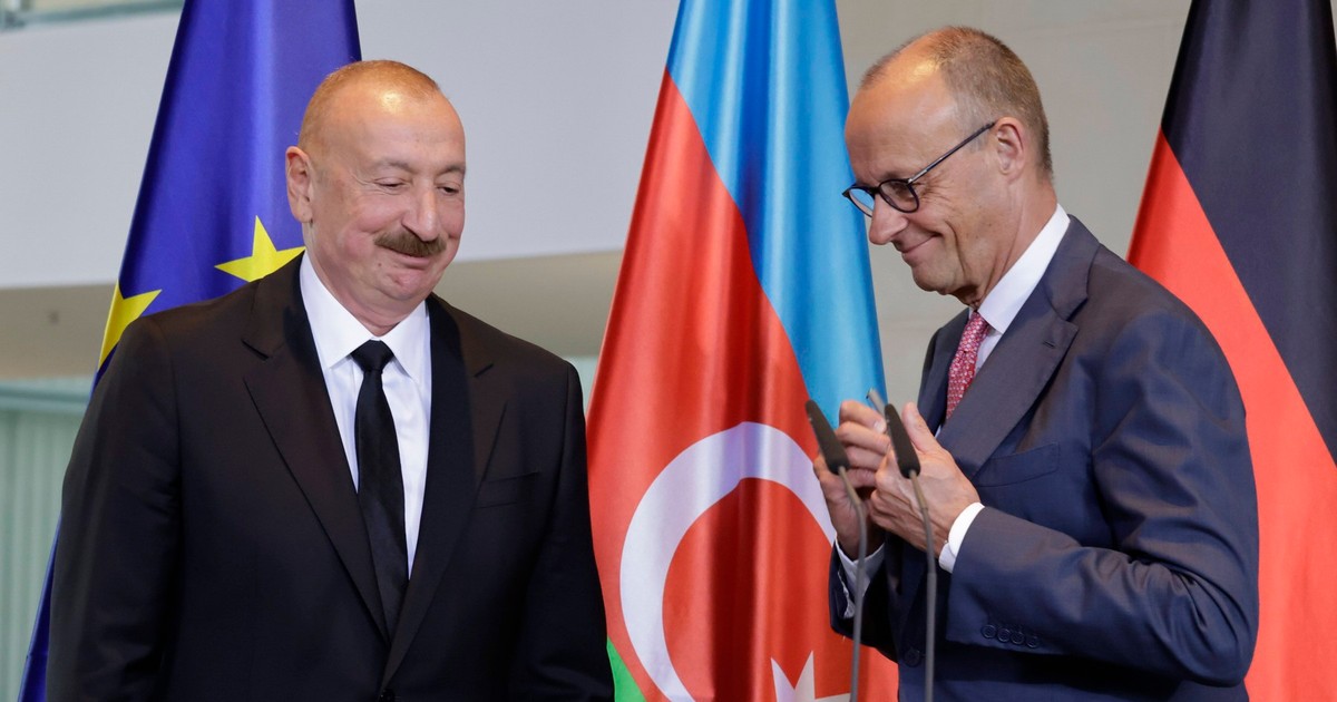 Ilham Aliev (stânga) și Friedrich Merz în cadrul unei conferințe de presă Foto: Profimedia
