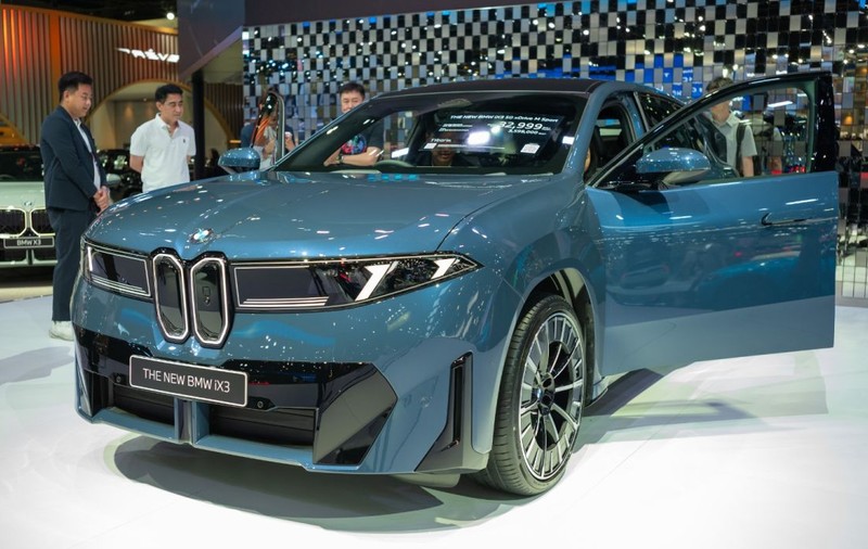 Zeci de mii de clienți și-au comandat un model BMW electric fără ca măcar să-l vadă. Mașina se vinde în China cu doar 35.000 de euro