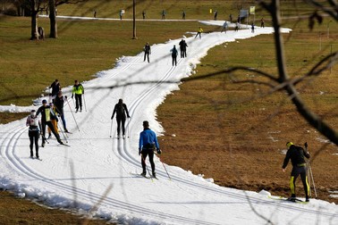 Pârtie din Ramsau, Austria - vineri, 6 ianuarie 2023. Oamenii schiază pe o fășie de zăpadă | Foto: Profimedia Images