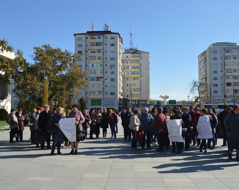 REPORTAJ: Disperarea le-a scos în stradă pe „mamele de împrumut” din Vaslui. Au grijă de copiii loviți de soartă, dar nu și-au primit salariile