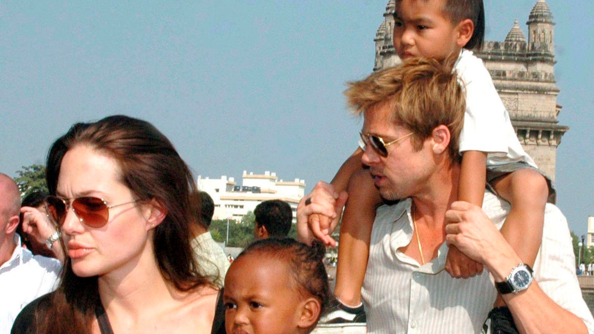 Brad Pitt îi răspunde Angelinei Jolie