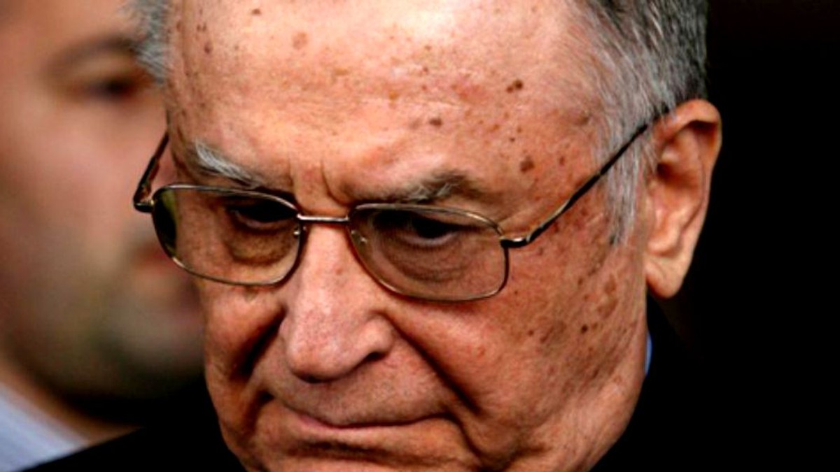 Casa lui Ion Iliescu, păzită de jandarmi de un grup de protestatari care îl acuză pe fostul președinte pentru Mineriada din 14 iunie 1990