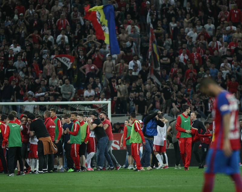 Liga I, etapa a 8-a, play-off: Dinamo - FCSB 2-1. Derby decis în minutul 96, din penalty! ”Cazul Bricheta”, nimica toată pe lângă bombardamentul de pe Arena Națională. Reghe, scandal cu arbitri | LIVE&VIDEO