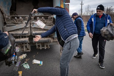 Inspectorul Neacşu încearcă să urce un sac, dar gunoiul se împrăştie
