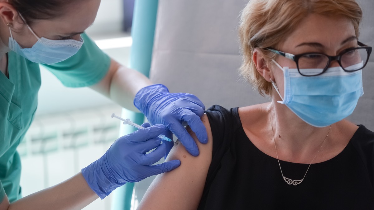 Numărul de vaccinări anti-COVID-19 va crește din cauza răspândirii variantei Delta, anunță Valeriu Gheorghiță