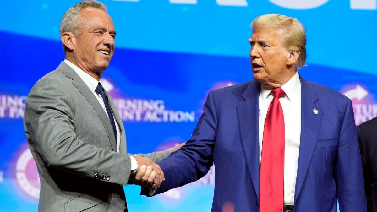 Donald Trump dă mâna cu Robert F. Kennedy Jr., la un miting de campanie Turning Point Action, pe 23 octombrie 2024, în Duluth, Georgia Foto: Profimedia