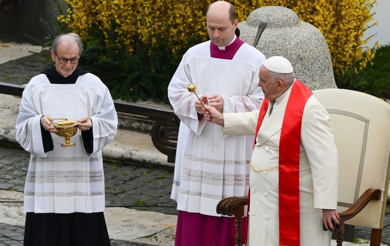 VIDEO | Papa Francisc a condus slujba de Florii de la Vatican, la o zi după ce a fost externat