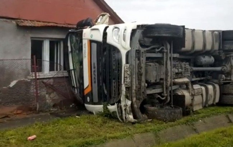 TIR răsturnat în fereastra unei case din Bihor |FOTO
