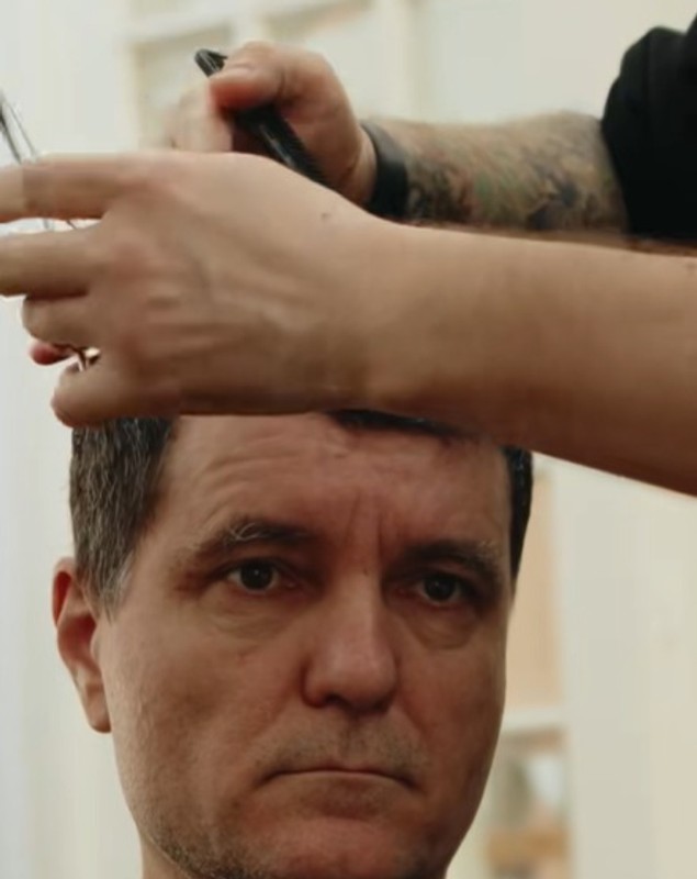 Cât costă să te tunzi ca Nicușor Dan. O „ședință” completă la frizerul președintelui durează peste o oră: „El se ocupă de look-ul meu”